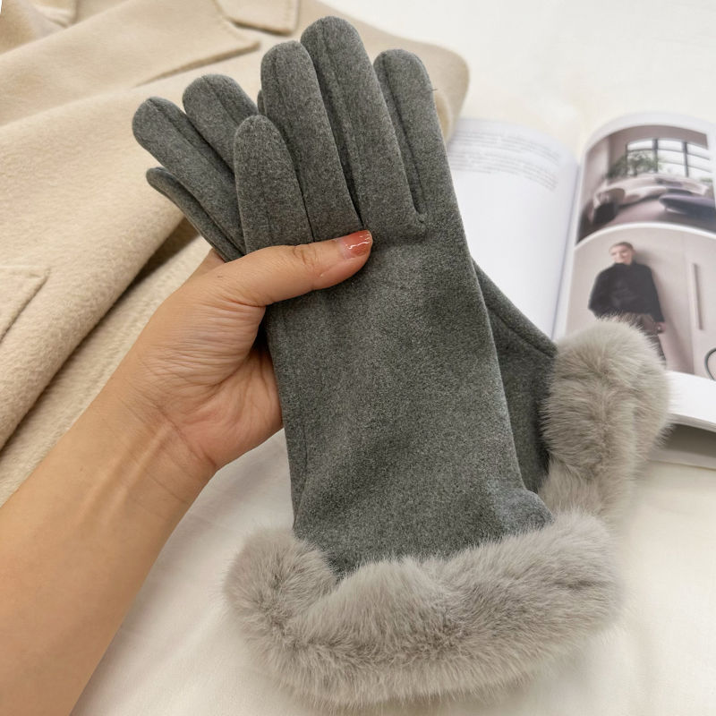 Stylish winter gloves with soft lining – warm, comfortable and touchscreen compatible